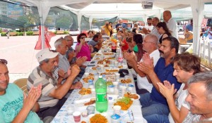 BELEDİYE İŞÇİLERİNE DESTEKLER SÜRÜYOR