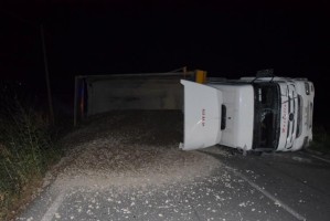 ÇAKIL YÜKLÜ TIR DEVRİLDİ