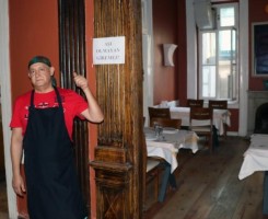 İŞ YERİNE "AŞI OLMAYAN GİREMEZ" YAZISI ASTI