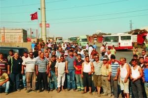 KAMYONCULAR LİMAN YOLUNU KESTİ