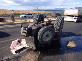 Otomobil ile traktör çarpıştı: 2 yaralı