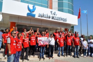 İŞÇİLER BELEDİYE ÖNÜNDE ŞAVUR’U ANDI