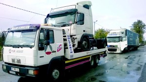 TIR  SERVİS MİNİBÜSÜNE ÇARPTI