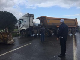 ALİAĞA’DA 3 KAMYON KAZA YAPTI: 1 YARALI