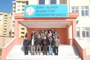 Küçük öğrencilere tenis masası