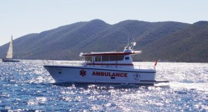 SAĞLIK EKİPLERİNDEN DENİZ ORTASINDA MÜDAHALE