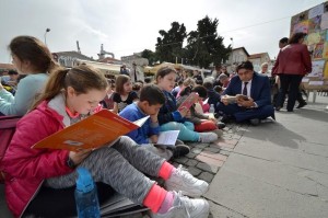 FOÇA DEMOKRASİ MEYDANI'NDA KİTAP OKUMA ETKİNLİĞİ