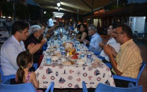 ALİAĞA SU ÜRÜNLERİ KOOPERATİFİ İFTAR YEMEĞİ VERDİ