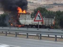 SEYİR HALİNDEKİ KAMYON ALEV ALDI