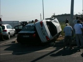 BERGAMA YOL AYRIMINDA TRAFİK KAZASI; 1 ÖLÜ, 2 YARALI