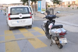 MOTOSİKLET ARACA ÇARPTI
