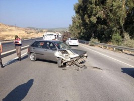 OTOMOBİL BARİYERLERE ÇARPTI: 1 YARALI