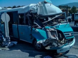 MİNİBÜS HAFRİYAT KAMYONUYLA ÇARPIŞTI: 11 YARALI