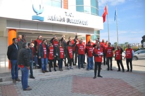 İŞÇİLER TOPLADIKLARI İMZALARI BELEDİYEYE İLETTİ