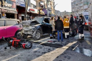 PARK HALİNDEKİ ARACA ÇARPARAK DURABİLDİ