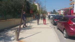 DİREK ÜZERİNE DEVRİLDİ