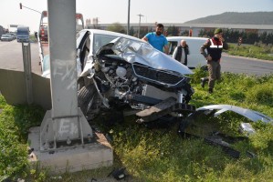 KAMYONETLE OTOMOBİL ÇARPIŞTI: 2 YARALI