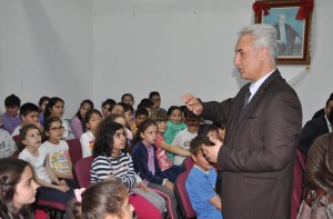 ÖĞRENCİLERE TRAFİK BİLİNCİ AŞILANIYOR