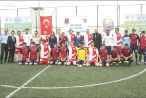 FUTBOLUN EFSANELERİ HÜKÜMLÜ GENÇLERLE BULUŞTU
