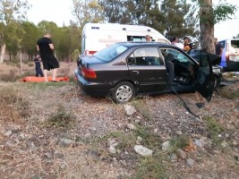 OTOMOBİL AĞACA ÇARPTI: 3 ÖLÜ, 1 YARALI