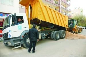 YOL ÇÖKTÜ, KAMYON İÇİNE DÜŞTÜ