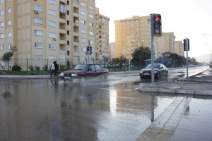 İNÖNÜ CADDESİNİ SU BASTI