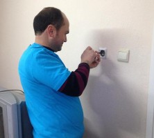 GENÇLER YOKSULLARIN EVLERİNİ YENİLİYOR