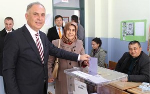 YORULMAZ YENİ ŞAKRAN'DA OY KULLANDI.