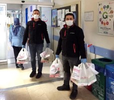 HASTANE PERSONELİNE ÇİĞKÖFTE VE PASTA İKRAMI