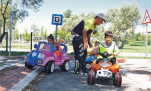 ÇOCUKLAR TRAFİĞİ OKULUNDA ÖĞRENİYOR