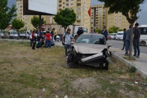 İKİ OTOMOBİL ÇARPIŞTI: 1 YARALI