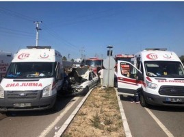 AMBULANSLA OTOMOBİL ÇARPIŞTI: 7 YARALI