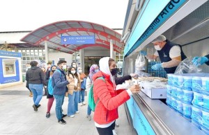 BÜYÜKŞEHİR BELEDİYESİNDEN ÖĞRENCİLERE SICAK YEMEK