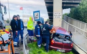 Otomobil üst geçide çarptı: 1 ölü, 1 yaralı!