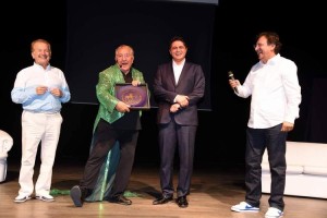 ASİ KUŞ ALİAĞA’YA KONDU