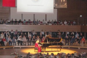 İDİL BİRET İLE  ‘HER NOTA BİR UMUT’ OLDU