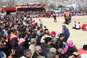 BAYRAKLI BİNLERİ AĞIRLADI!