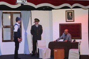 CEZAEVİNDEKİ ÇOCUKLARDAN TİYATRO OYUNU