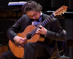 SENFONİ’DE GİTAR ESİNTİSİ