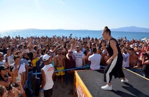 MERVE ÖZBEY SEVENLERİYLE BULUŞTU