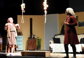 ÖDÜLLÜ OYUN SAHNELENDİ