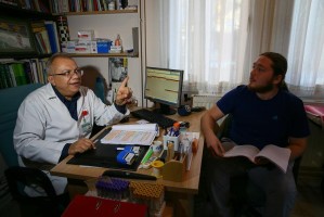 DOKTOR VE HASTALARI AYNI SAHNEDE