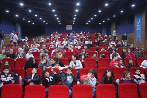 ALİAĞALI ÇOCUKLAR ''KIRMIZI ÇİÇEK'' İLE EĞLENDİ