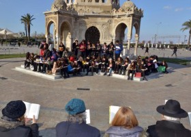 SAAT KULESİ ÖNÜNDE KİTAP OKUDULAR