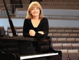 İDİL BİRET İZMİR’E GELİYOR…