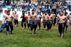 PEHLİVANLAR HELVACI’DA ER MEYDANINA İNDİ