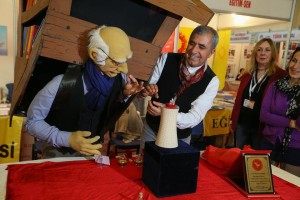 1 SANTİMDEN KÜÇÜK ŞİİR KİTABI