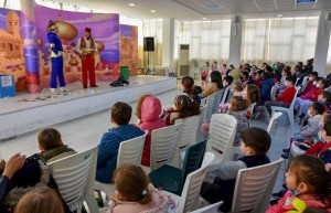 TİYATRO VE SİHİRBAZ GÖSTERİLERİYLE EĞLENDİLER