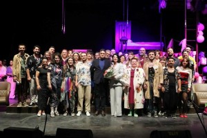 ‘5 Dakikada Ünlü’ sahnelendi