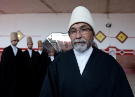 YARIM ASIRDIR AŞKLA DÖNMEYİ ÖĞRETİYOR